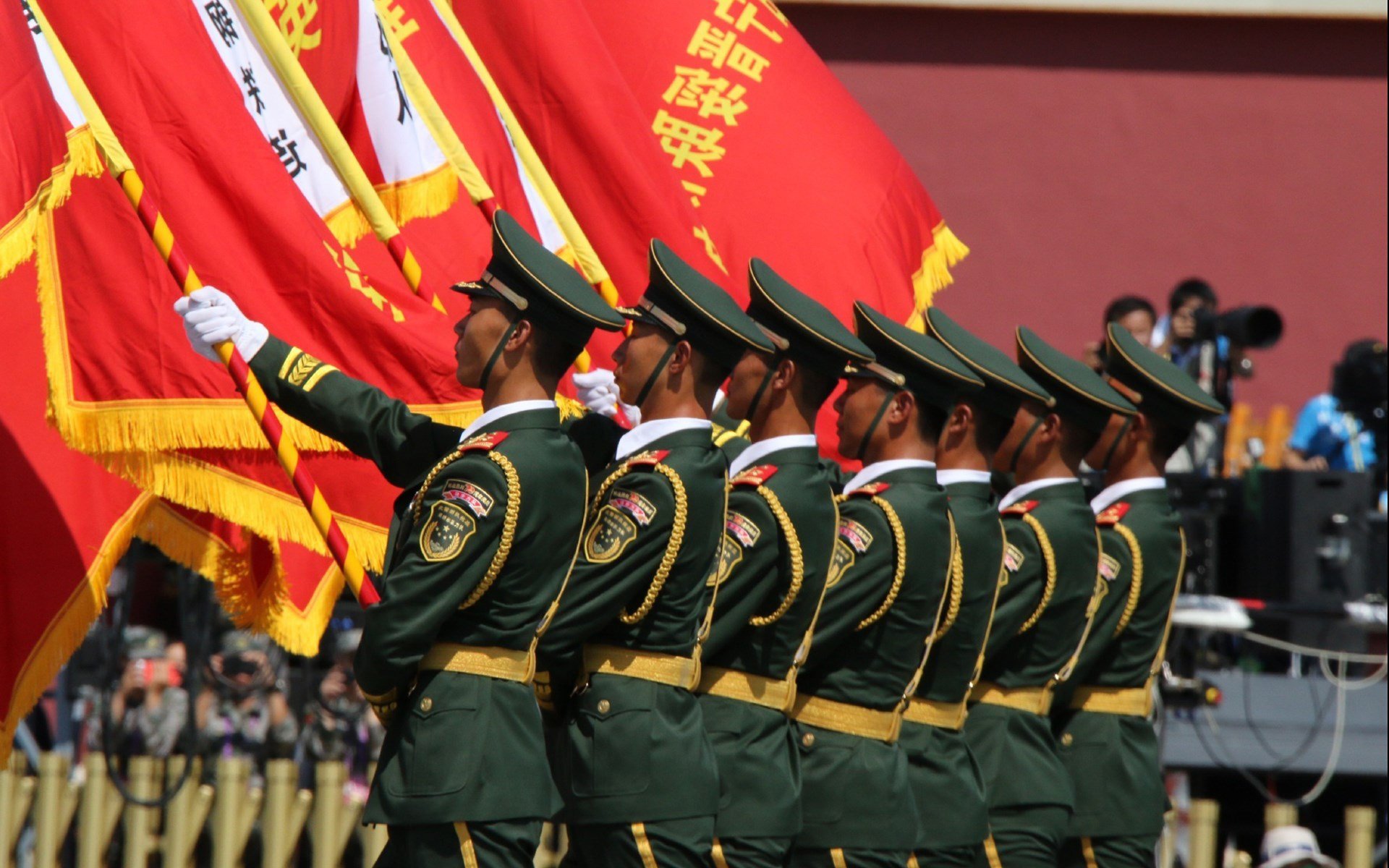 跨界合作推动足球文化与科技创新融合发展，足球运动员跨界